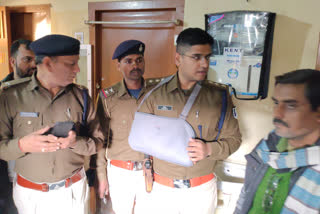 भोजपुर में  घटना की जांच करते एसपी और पुलिसकर्मी