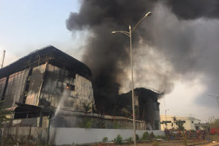 kalamassery kinfra park greenleaf company fire  fire breaks out at greenleaf company in kalamassery kinfra park  എറണാകുളം kalamassery fire attack  കളമശേരി കിൻഫ്ര പാർക്ക് തീപിടിത്തം  കിൻഫ്ര പാർക്ക് ഗ്രീൻ ലീഫ് സ്ഥാപനത്തിൽ തീപിടുത്തം  എറണാകുളം കളമശ്ശേരി തീപിടിത്തം  കിൻഫ്ര പാർക്കിലെ സുഗന്ധദ്രവ്യ നിർമാണ കമ്പനിയിൽ വൻ തീപിടിത്തം