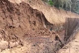 Malappuram Accident  Land slide in Malappuram  മലപ്പുറത്ത് മണ്ണിടിച്ചില്‍  മണ്ണിനടിയില്‍പെട്ട് തൊഴിലാളികള്‍ക്ക് പരിക്ക്  Malappuram latest news