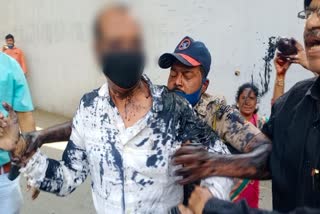 females ink thrown on Amravati Municipal Commissioner