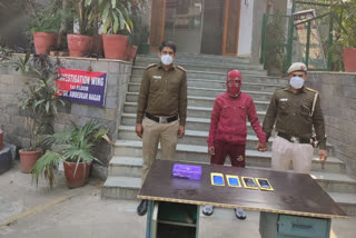 पुलिस की गिरफ्त में आरोपी