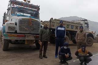 Pithoragarh police caught 3 liquor smugglers