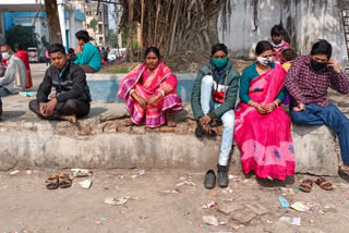 patient parties spend nights under tree, no arrangement of drinking water toilets in Malda hospital