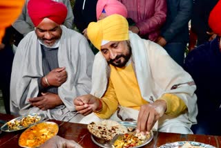 charanjit singh channi had dinner at dhaba zamindara in sahnewal