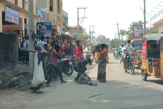 drinkers fighting on road