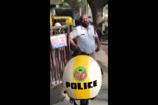 Traffic cop assaults youth for not having money to pay fine in Bengaluru