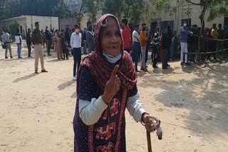 young-and-elder-vores-casting-vote-in-noida-new-voters-have-spree