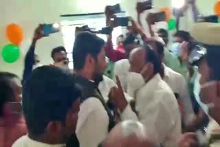 mtb-nagaraj-and-mla-sharat-fighting-in-hosakote