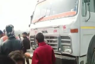 सारण में ट्रक की ठोकर से दो घायल