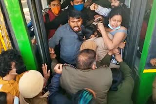 Police Detained students to protest, Police Detained students to protest outside Karnataka Bhawan, Karnataka hijab row, Karnataka hijab row news, ವಿದ್ಯಾರ್ಥಿಗಳನ್ನು ವಶಕ್ಕೆ ಪಡೆದ ಪೊಲೀಸರು, ಕರ್ನಾಟಕ ಭವನದ ಮುಂದೆ ವಿದ್ಯಾರ್ಥಿಗಳನ್ನು ವಶಕ್ಕೆ ಪಡೆದ ಪೊಲೀಸರು, ಕರ್ನಾಟಕ ಹಿಜಾಬ್​ ವಿವಾದ, ಕರ್ನಾಟಕ ಹಿಜಾಬ್​ ವಿವಾದ ಸುದ್ದಿ,