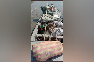 Pakistani intruder in Gujarat have been caught  BSF immediately launched a massive search operation  Pakistani fishing boats seized  ഇന്ത്യന്‍ അതിര്‍ത്തിയില്‍ കടന്ന പാക്കിസ്ഥാനി മത്സ്യത്തൊഴിലാളികളെ അറസ്റ്റ്ചെയ്തു  ഇന്ത്യ പാക്കിസ്ഥാന്‍ അതിര്‍ത്തിയുമായി ബന്ധപ്പെട്ട പ്രശ്ന്നങ്ങള്‍