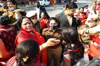 demonstration-of-anganwadi-workers-near-cm-residence-demanding-honorarium-and-job-confirmation