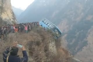 1Jako Rakhe Saiyan: Bus hanging from the hill on Sainj Raila road, narrowly escaped passengers