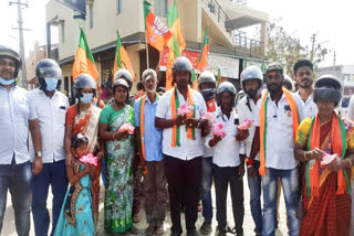 bjp candidate campaign  local body election  local body election campaign  election campaign  bgp candidate campaign in coimbatore  coimbatore bjp candidate campaign with helmet  candidate campaign with helmet  ஹெல்மெட்டுடன் வாக்கு சேகரித்த பாஜக வேட்பாளர்  கோயம்புத்தூரில் ஹெல்மெட்டுடன் வாக்கு சேகரித்த பாஜக வேட்பாளர்  நகர்புற உள்ளாட்சி தேர்தல்  தேர்தல் பரப்புரை  பாஜக தேர்தல் பரப்புரை