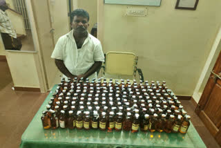 police arrested a man escape with liquor  man escape with liquor arrested  police arrested a man in Tirunelveli  Tirunelveli man escape with liquor arrested  மது பாட்டில்களுடன் தப்பிச் சென்றவர் கைது  திருநெல்வேலியில் மது பாட்டில்களுடன் தப்பிச் சென்றவர் கைது  திருநெல்வேலியில் மது பாட்டில்கள் கடத்தல்