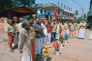 നടമാളിക റോഡിന്‍റെ ശോചനീയാവസ്ഥ  പാലക്കാട് റോഡ് അവതാളത്തിൽ  പൂച്ചെടികൾ നട്ട് പ്രതിഷേധം  തൊഴിലാളികൾ റോഡിൽ പ്രതിഷേധിച്ചു  nadamalika road poor condition  palakkad auto drivers protest