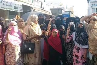 حجاب پابندی معاملے پر احمدآباد کی مسلم خواتین سڑکوں پر