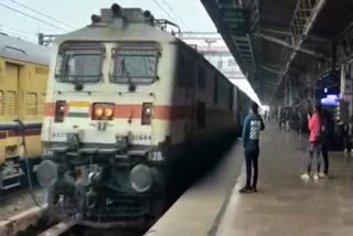 पटना में लंबी दूरी की ट्रेनों की सीटें फुल