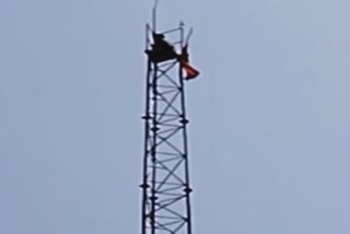 Chhatarpur man climb on mobile tower