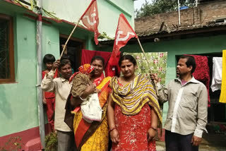 Bengal Civic polls 2022: CPIM candidate campaigning with her 6 months child at shantipur