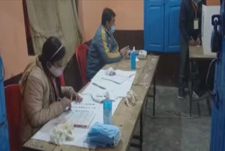 یوپی میں دوسرے مرحلے کی ووٹنگ شروع، ووٹر بوتھوں پر پہنچنا شروع