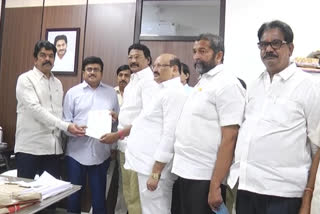 Tdp leaders gave memorandum to TIDCO MD Sridhar reddy