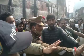 Fight between Congress and  SP supporters