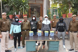 पुलिस की गिरफ्त में आरोपी बदमाश