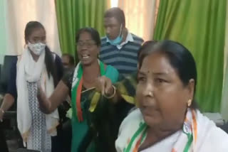 mahila-congress-leader-created-ruckus-over-meeting-with-minister-banna-gupta-in-dhanbad