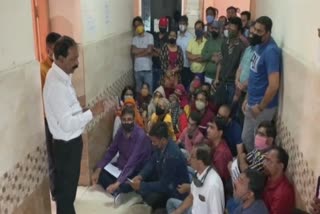 Parents Flurry in Vadodara : FRC મુજબ ફી નહીં લેવાતાં વાલીઓ બેઠાં ધરણાં પર, DEO કચેરીએ શું કહ્યું જાણો