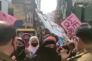 کھوڑا میں حجاب کی حمایت میں مظاہرہ کرنی والی خواتین کے خلاف مقدمہ درج