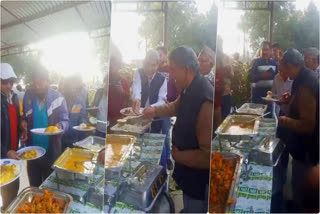 harish-rawat-served-food-to-workers-in-halduchaud