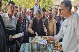 harish rawat served food