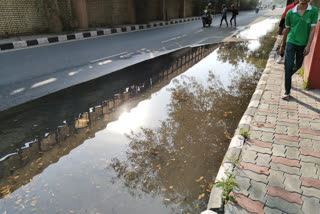 Water pipeline leaks near Chirag Delhi metro station