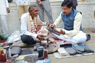 Sumersingh Solanki polished shoes of cobbler