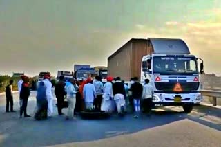 Passengers blocked the highway