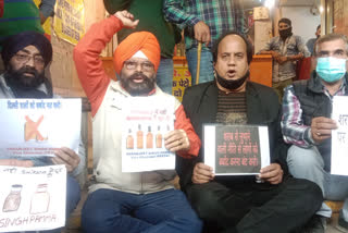 Traders protesting on road against excise policy in delhi