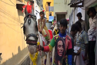 kindergartens reopen  kindergartens reopen in tamil nadu  parents send their children to school on horseback  parents send their children to school on horseback in rajapalayam  rajapalayam trending school students  மழலையர் பள்ளி திறப்பு  ராஜபாளையத்தில் குழந்தைகளை குதிரையில் பள்ளிக்கு அனுப்பும் வீடியோ  குதிரையில் மேளதாளங்களுடன் பள்ளிக்கு சென்ற குழந்தைகள்  குதிரையில் பள்ளிக்கு சென்ற குழந்தைகள்