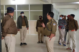 policemen deployed for the protection of Lalu Yadav in the paying ward of RIMS