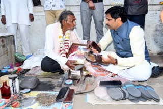 BJP MP Sumer Singh Solanki polished on cobblers slippers in Barwani