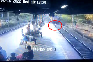 Father jumps in front of a train with his son in mumbai