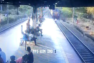 father son committed suicide by jumping in front of the train in Maharashtra