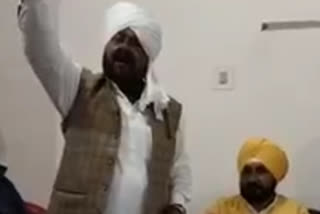 CM Channi enjoys Mohammad Sadiq's songs during election campaign in Bhadaur constituency