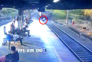 the-father-jumped-in-front-of-the-running-train-with-his-son-in-maharashtra