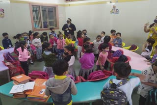 Anganwadi Reopen in Surat: સુરતની આંગણવાડીઓમાં ફરી ગૂંજ્યો બાળકોનો અવાજ, ઓફલાઈન શિક્ષણ શરૂ