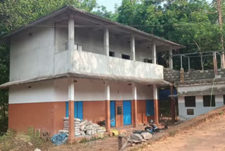 school building without staircase  maliyekkal school gets staircase  malappuram school building no staircase  കോണിയില്ലാത്ത സ്‌കൂള്‍ കെട്ടിടം  മാളിയേക്കൽ ജിയുപി സ്‌കൂള്‍ കോണി  ചോക്കാട് സ്‌കൂള്‍ കോണിപ്പടി  മലപ്പുറം സ്‌കൂള്‍ കെട്ടിടം കോണിപ്പടി