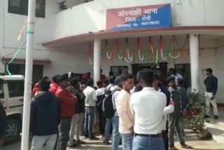 villagers-protest-over-land-dispute-at-ormanjhi-police-station-in-ranchi