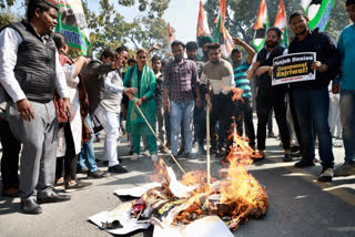 IYC holds protest against Kejriwal