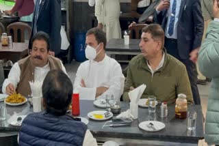 RAHUL GANDHI eats chapati at DHABA IN RAJPURA punjab