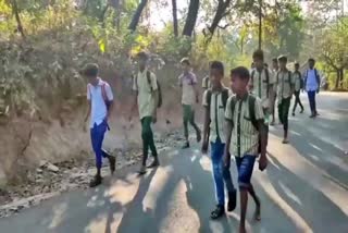 students-go-to-school-by-walking-in-karawara